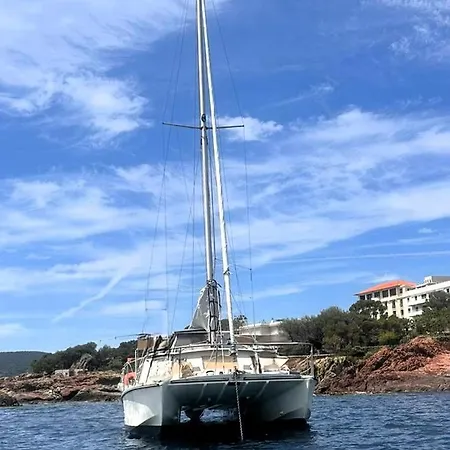 Nuit Insolite - Bateau Catamaran Aventure - Dormez Sur L'eau Saint-Raphaël