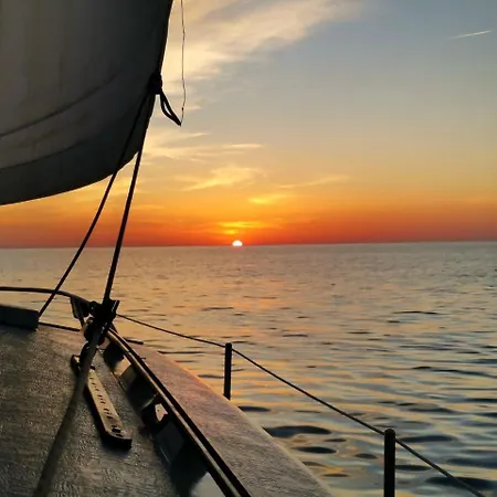 Nuit Insolite - Bateau Catamaran Aventure - Dormez Sur L'eau Saint-Raphael (Var)