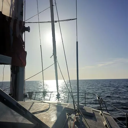 Nuit Insolite - Bateau Catamaran Aventure - Dormez Sur L'eau